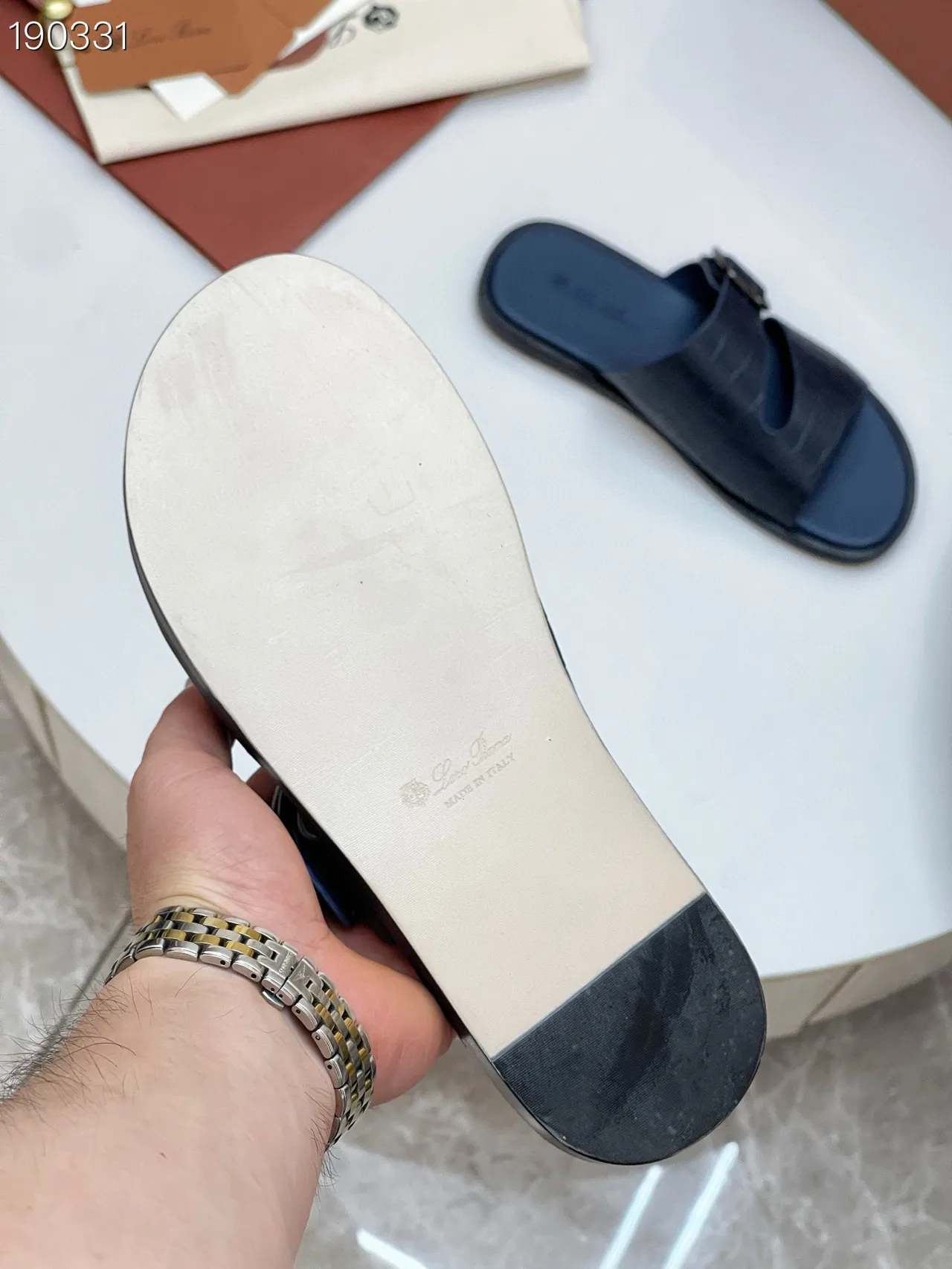 Loro Piana Sandales casuales en cuir embossé crocodile à double bride en noir marine 2