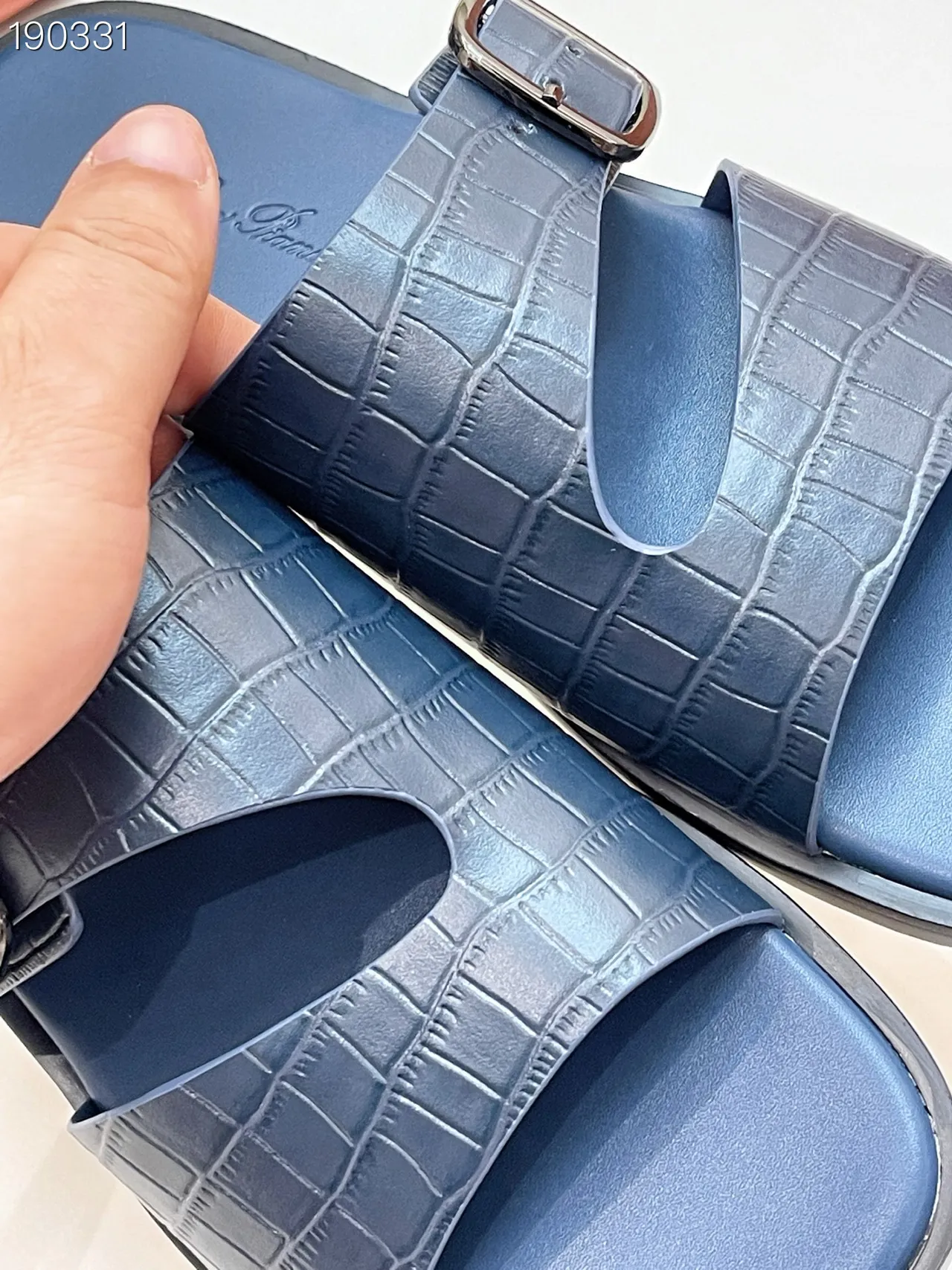 Loro Piana Sandales casuales en cuir embossé crocodile à double bride en noir marine 4