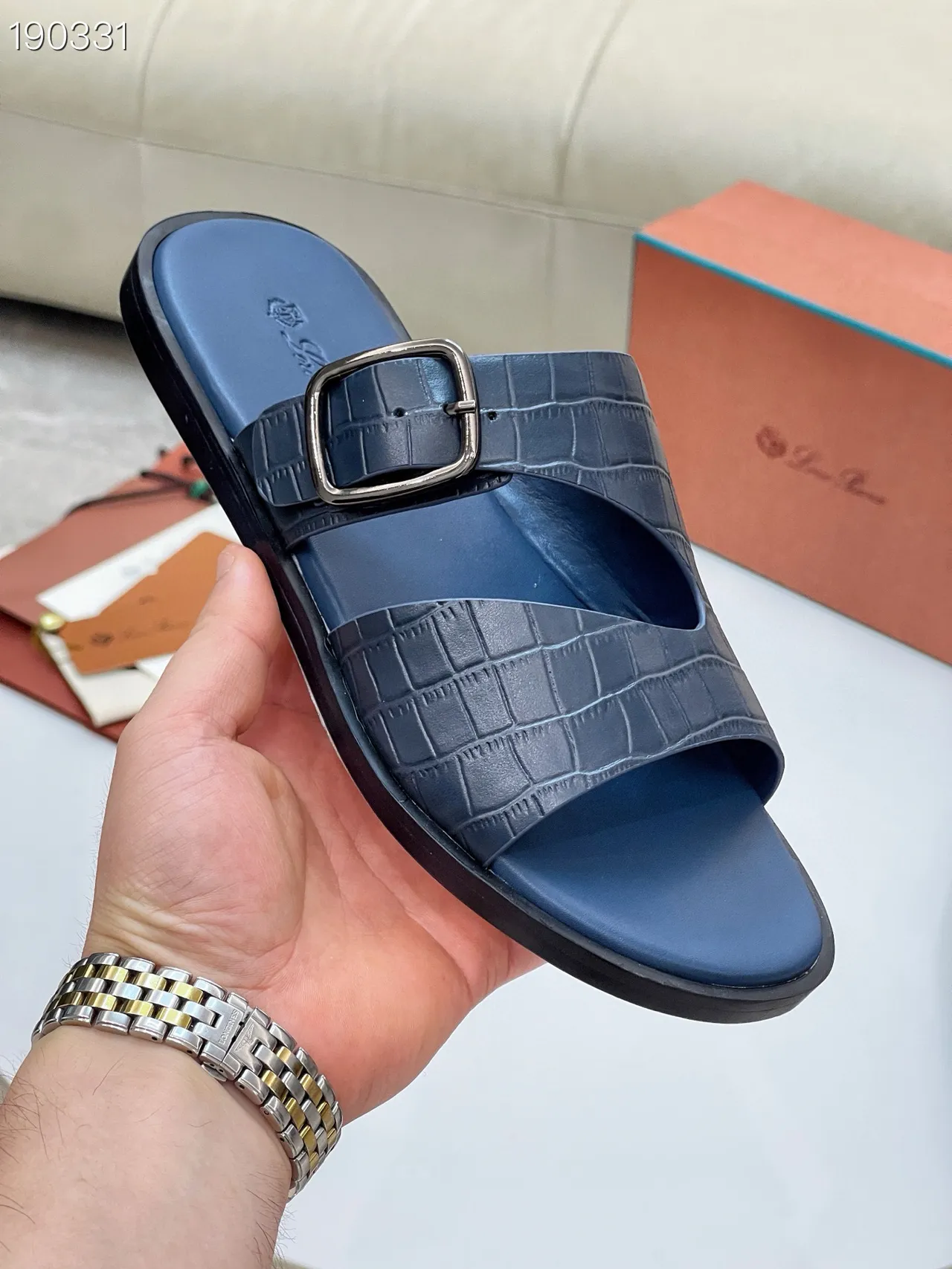 Loro Piana Sandales casuales en cuir embossé crocodile à double bride en noir marine 5
