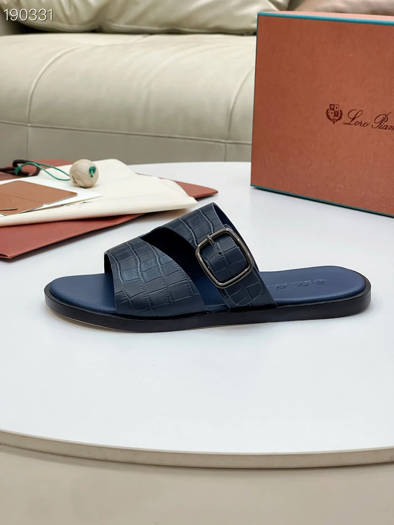 Loro Piana Sandales casuales en cuir embossé crocodile à double bride en noir marine 6