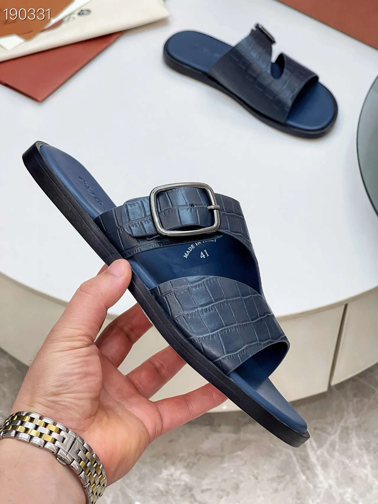 Loro Piana Sandales casuales en cuir embossé crocodile à double bride en noir marine 7