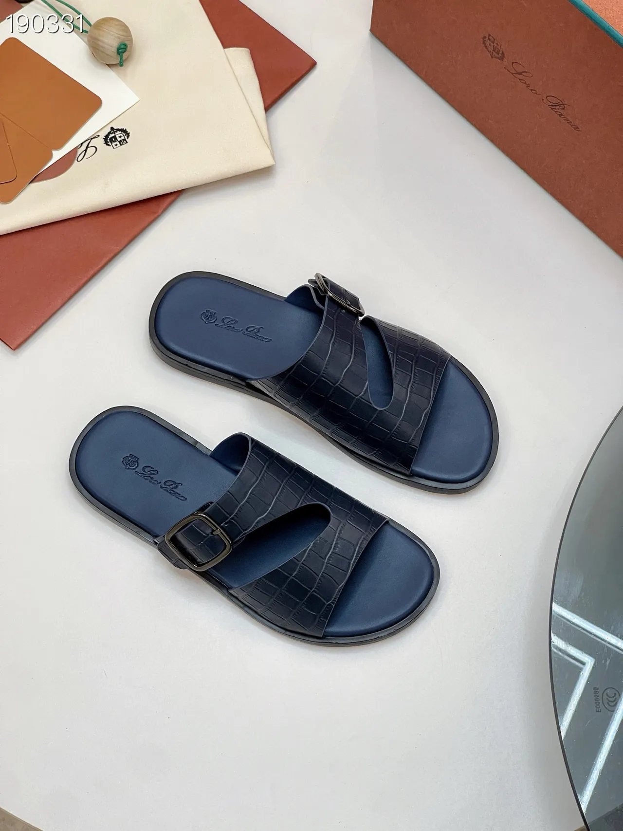 Loro Piana Sandales casuales en cuir embossé crocodile à double bride en noir marine 8