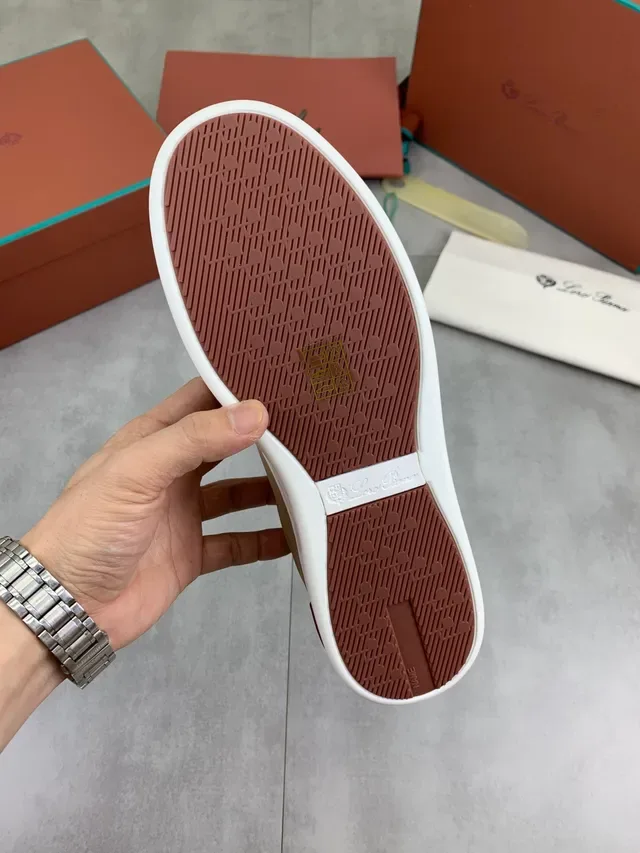 Loro Piana Tênis Slip-On de Camurça e Couro Bege Lifestyle 2