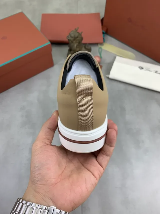 Loro Piana Tênis Slip-On de Camurça e Couro Bege Lifestyle 3