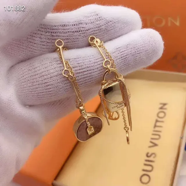Louis Vuitton Asymétriques Motif Monogram Lock Doré Boucles d'oreilles 3