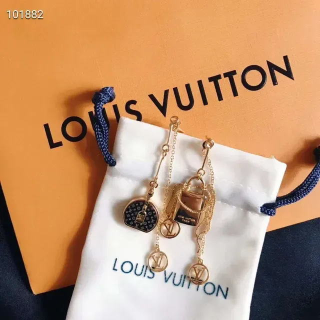 Louis Vuitton Asymétriques Motif Monogram Lock Doré Boucles d'oreilles 4