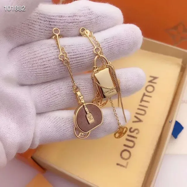 Louis Vuitton Asymétriques Motif Monogram Lock Doré Boucles d'oreilles 5