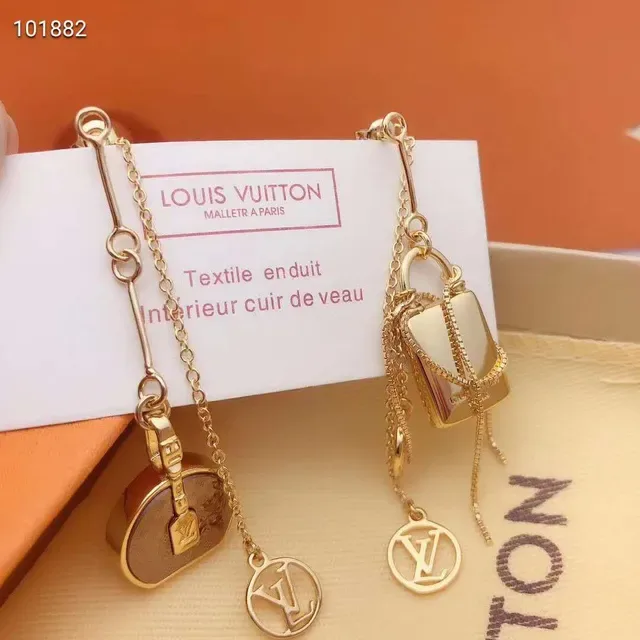Louis Vuitton Asymétriques Motif Monogram Lock Doré Boucles d'oreilles 6