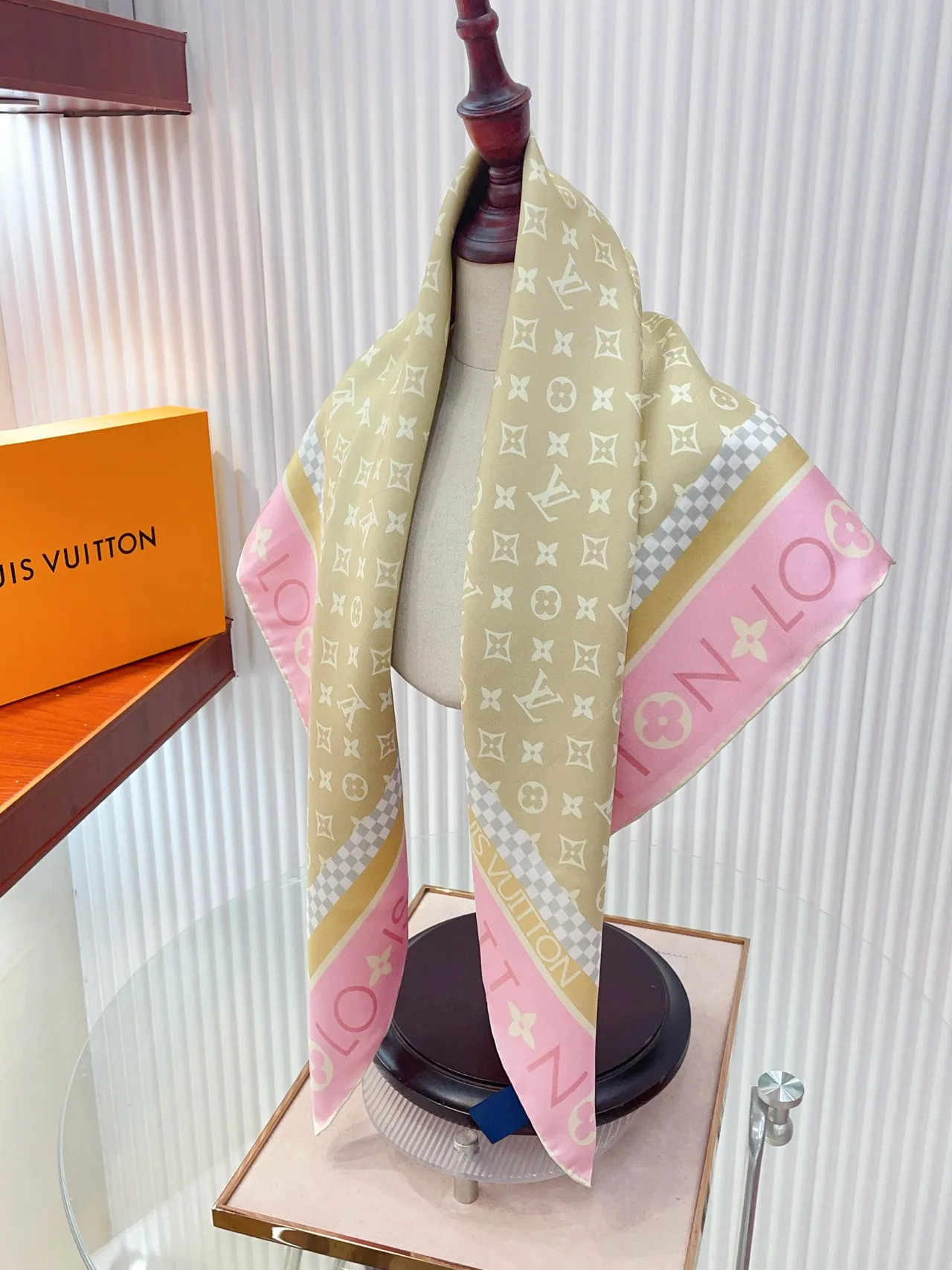 Louis Vuitton Bandana Monogram Floral Seda Écharpe 2
