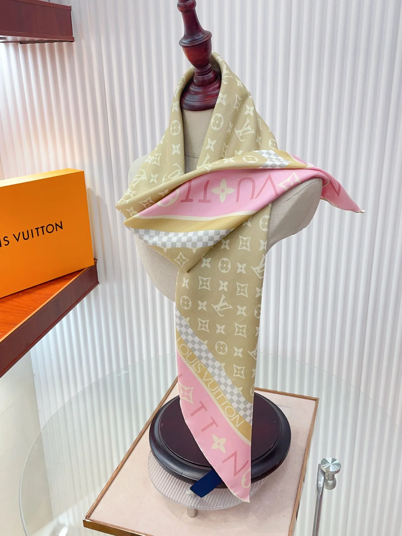Louis Vuitton Bandana Monogram Floral Seda Écharpe 3