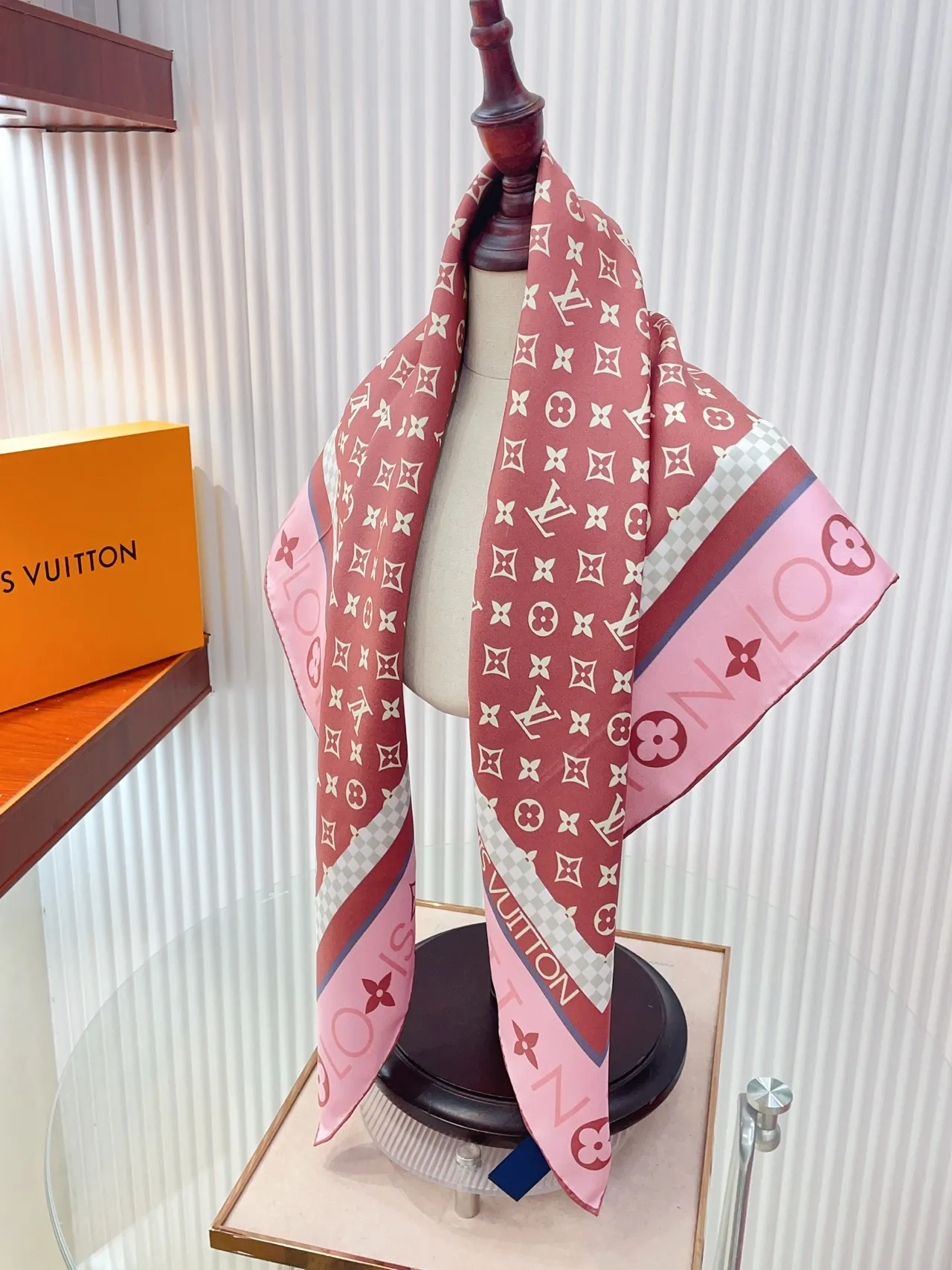 Louis Vuitton Bandana rose blanc carré silhouette impression monogramme écharpe de soie 2