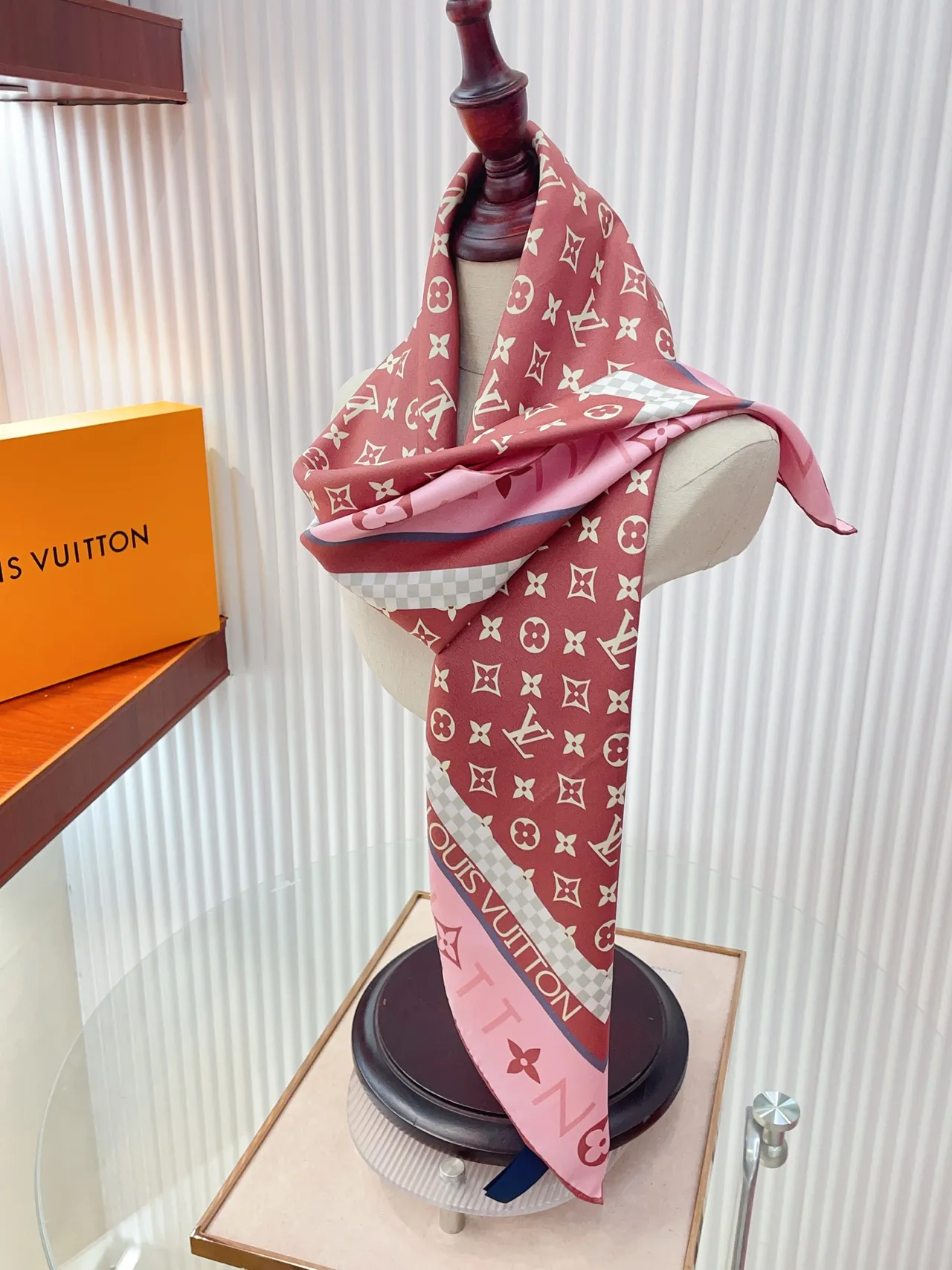 Louis Vuitton Bandana rose blanc carré silhouette impression monogramme écharpe de soie 3