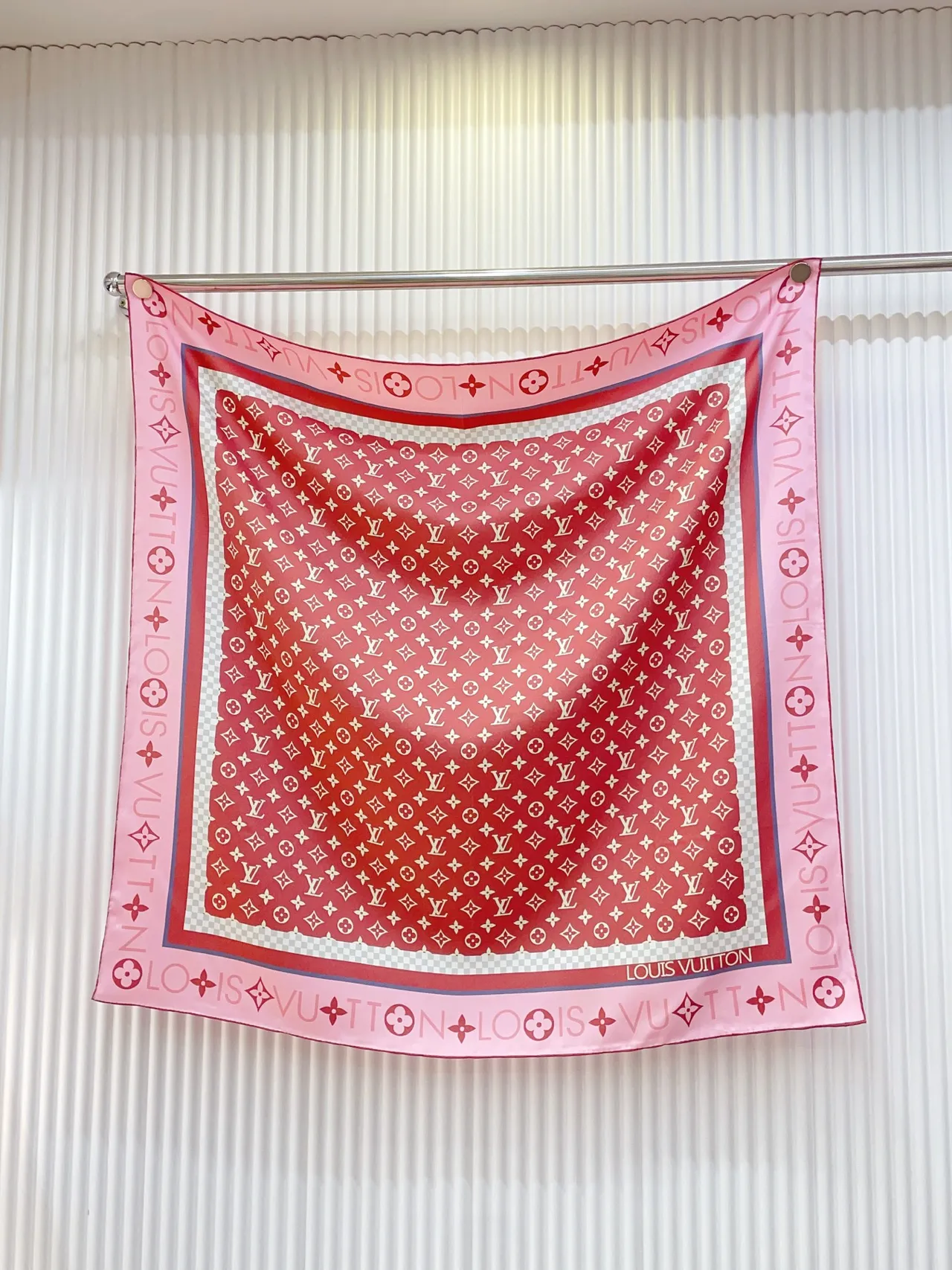 Louis Vuitton Bandana rose blanc carré silhouette impression monogramme écharpe de soie 4