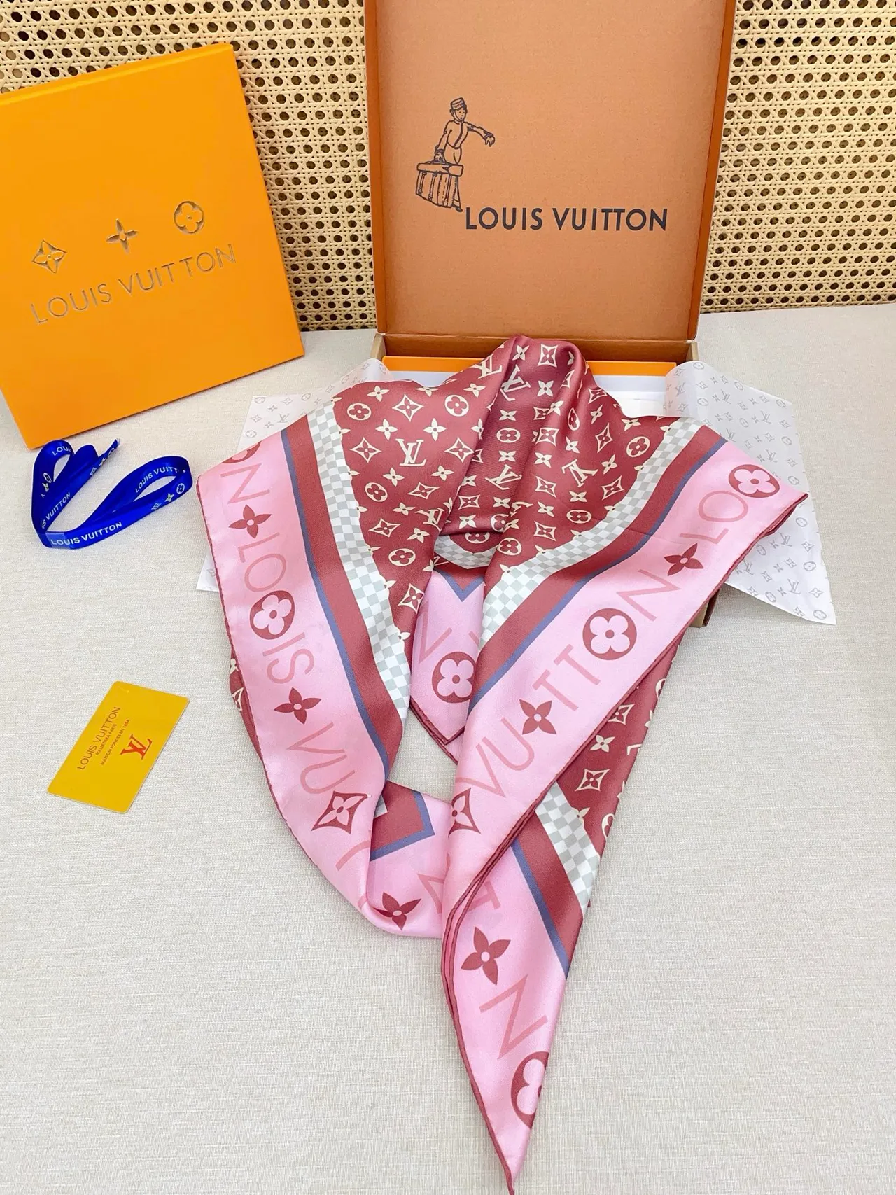 Louis Vuitton Bandana rose blanc carré silhouette impression monogramme écharpe de soie 5