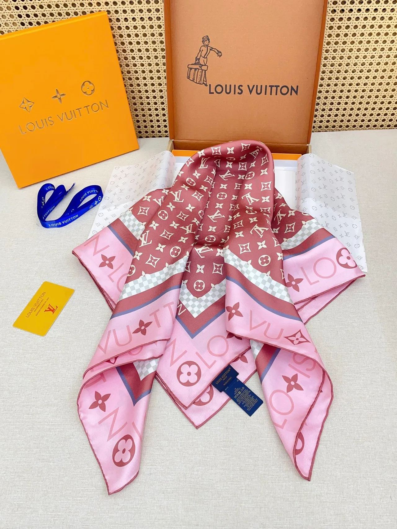 Louis Vuitton Bandana rose blanc carré silhouette impression monogramme écharpe de soie 6