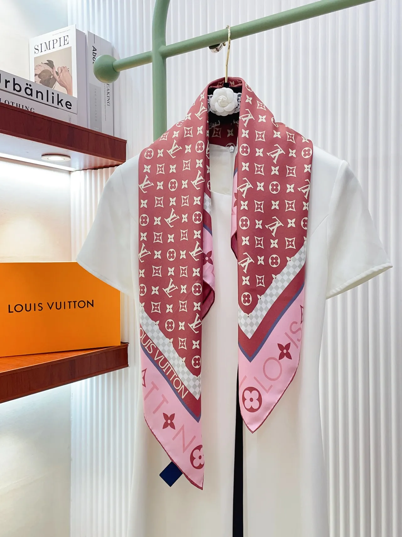 Louis Vuitton Bandana rose blanc carré silhouette impression monogramme écharpe de soie 7