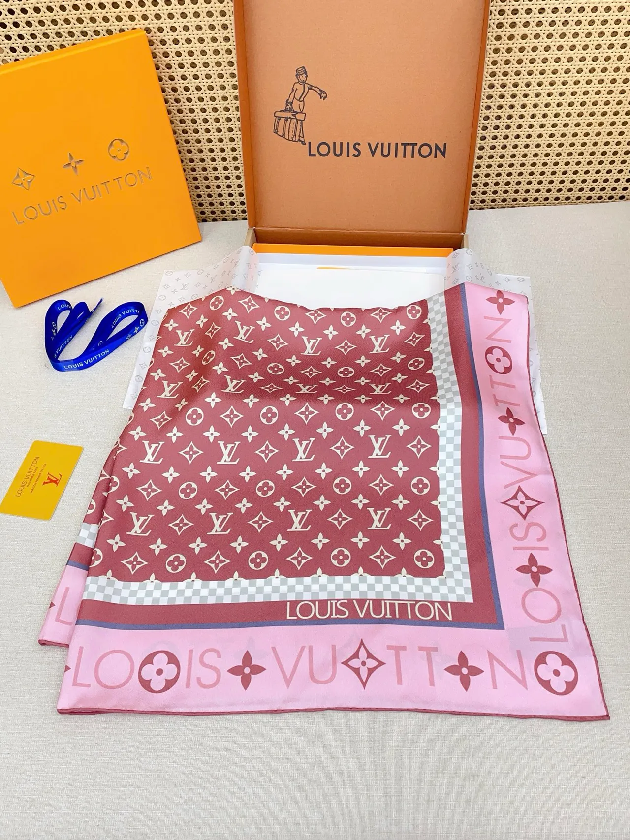Louis Vuitton Bandana rose blanc carré silhouette impression monogramme écharpe de soie 8