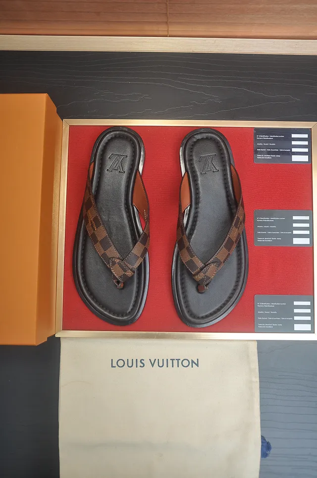 Louis Vuitton أسود بني جلدي سول ثونغ سيليويت نعال 11