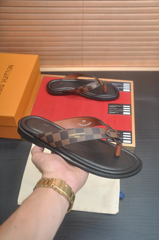 Louis Vuitton أسود بني جلدي سول ثونغ سيليويت نعال 17