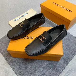 Louis Vuitton Mocassim Couro Texturizado Preto Dourado Bico Quadrado