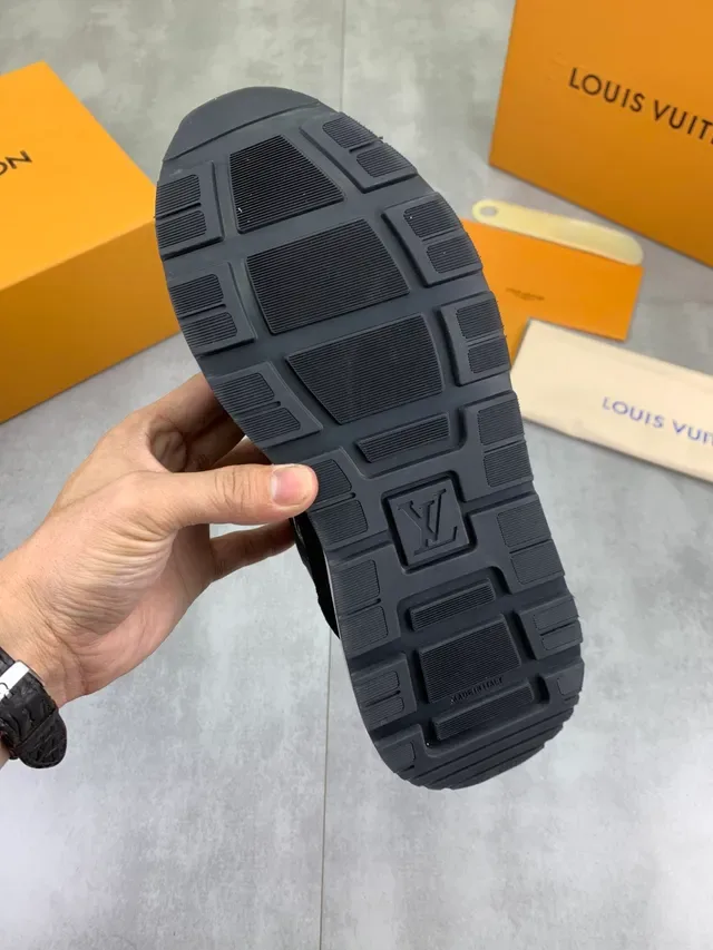 Louis Vuitton Sneakers Lifestyle Noir et Gris Matériaux Mixtes Panneaux Maille et Daim 4