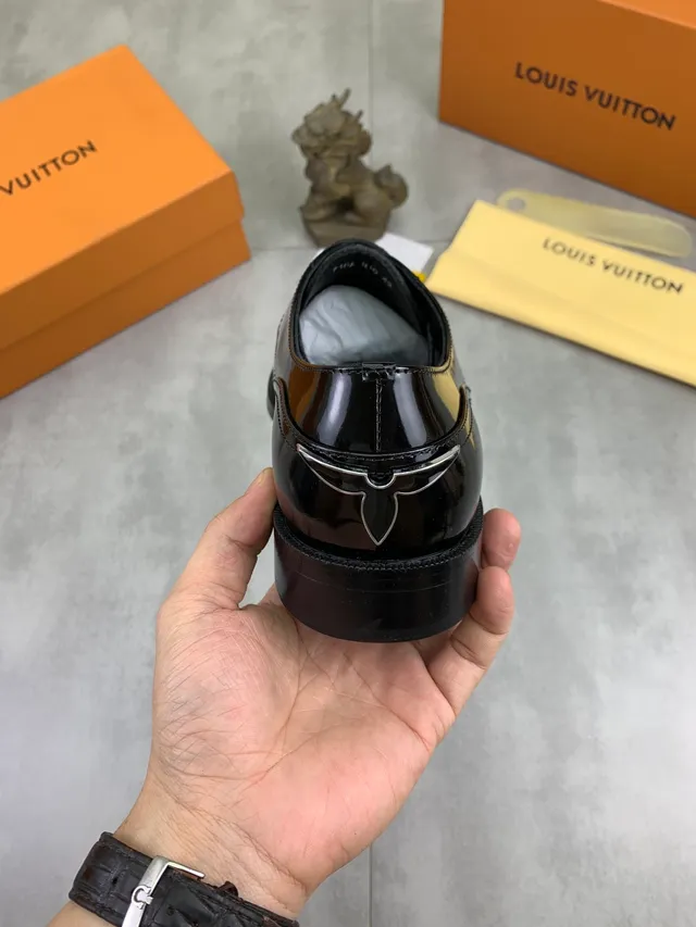 Louis Vuitton Chaussures Oxford en Cuir Patenté Noir à Embout Carré 3