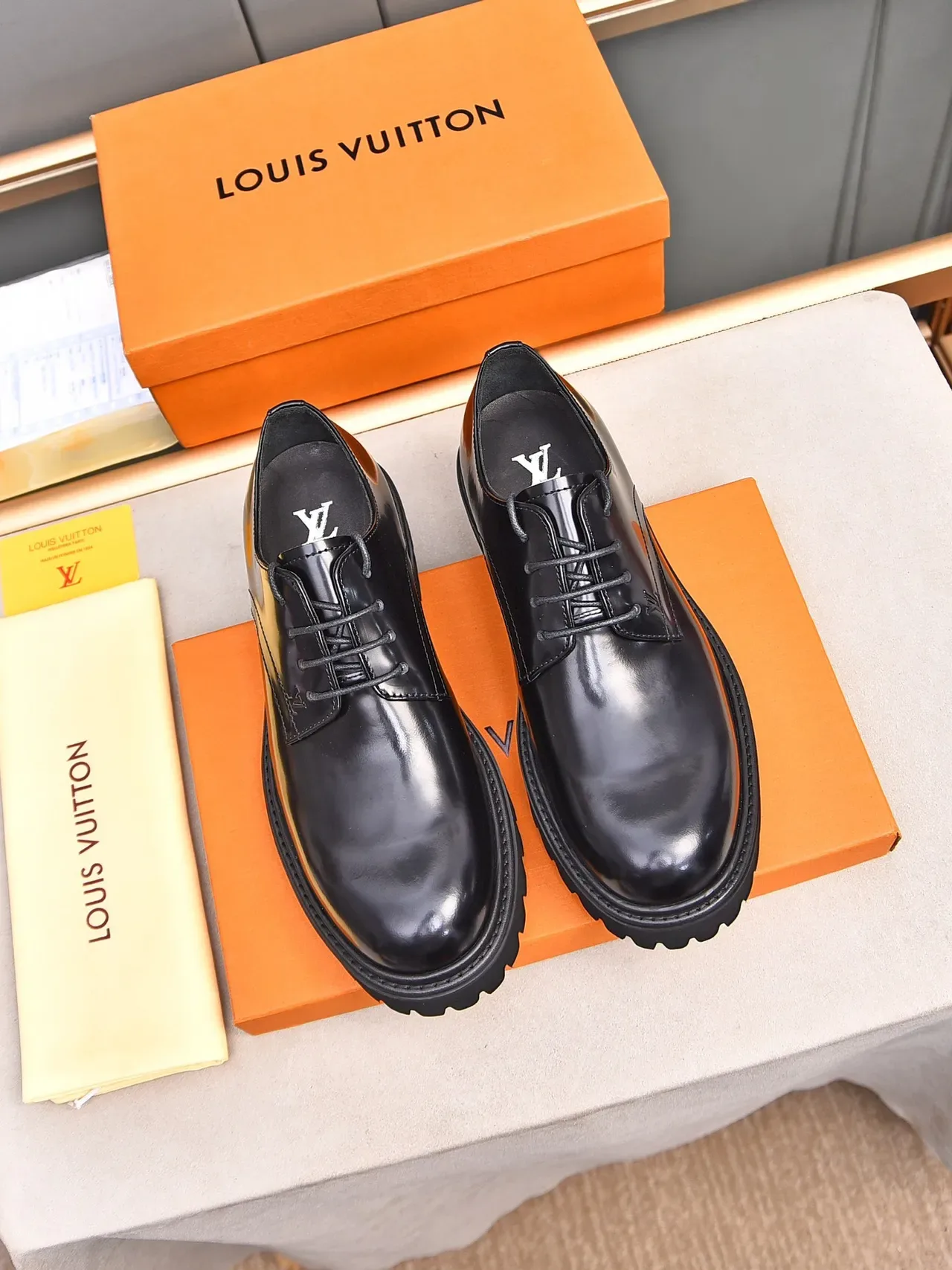 Louis Vuitton Chaussures Oxford en Cuir Poli Noir à Semelle Épaisse à Crampons 2