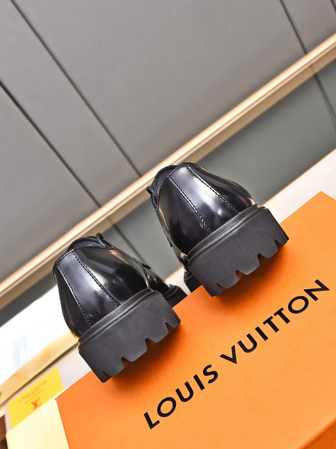 Louis Vuitton Chaussures Oxford en Cuir Poli Noir à Semelle Épaisse à Crampons 3