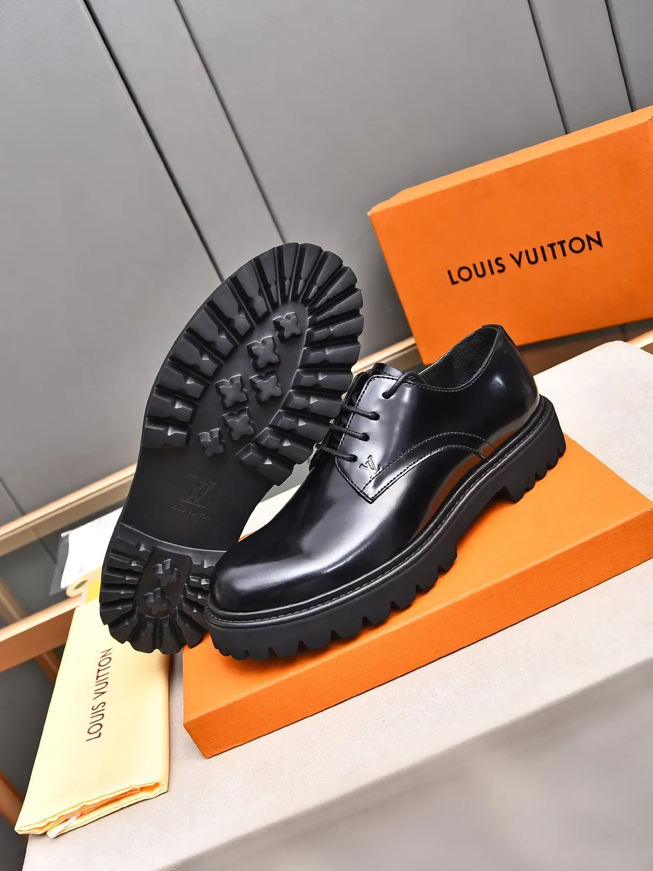 Louis Vuitton Chaussures Oxford en Cuir Poli Noir à Semelle Épaisse à Crampons 4
