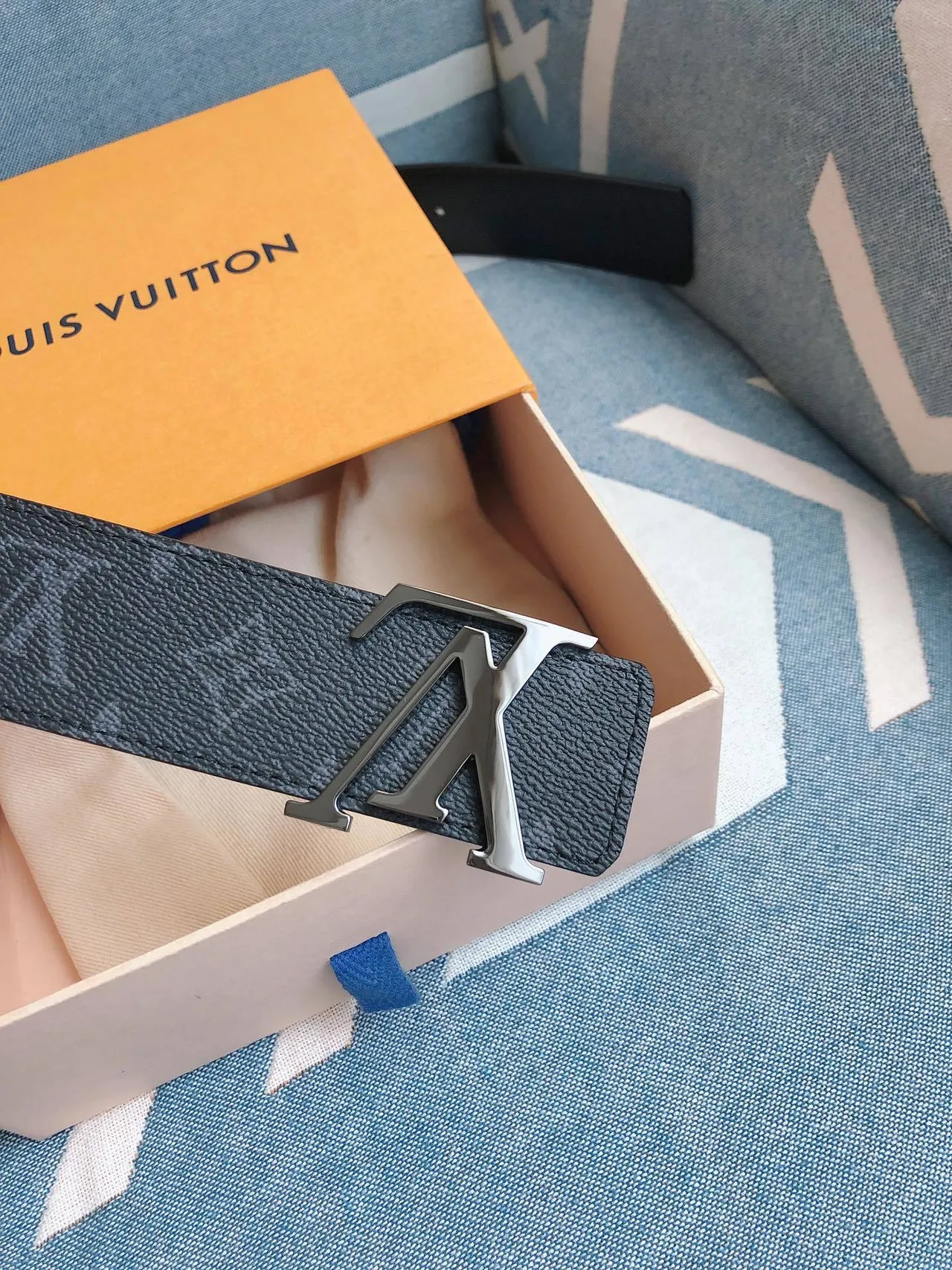 Louis Vuitton Black Silver Textured Monogram Oversized Interlocking LV Buckle Leather Belt 6