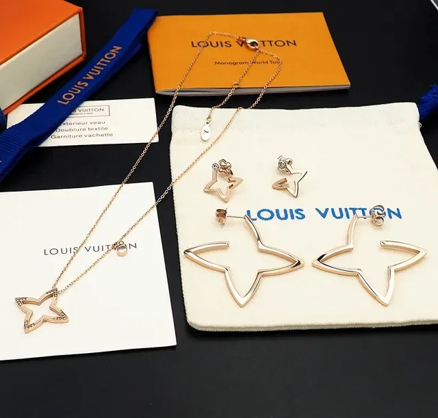 Louis Vuitton Blossom 18K Gold Diamond Necklace 3