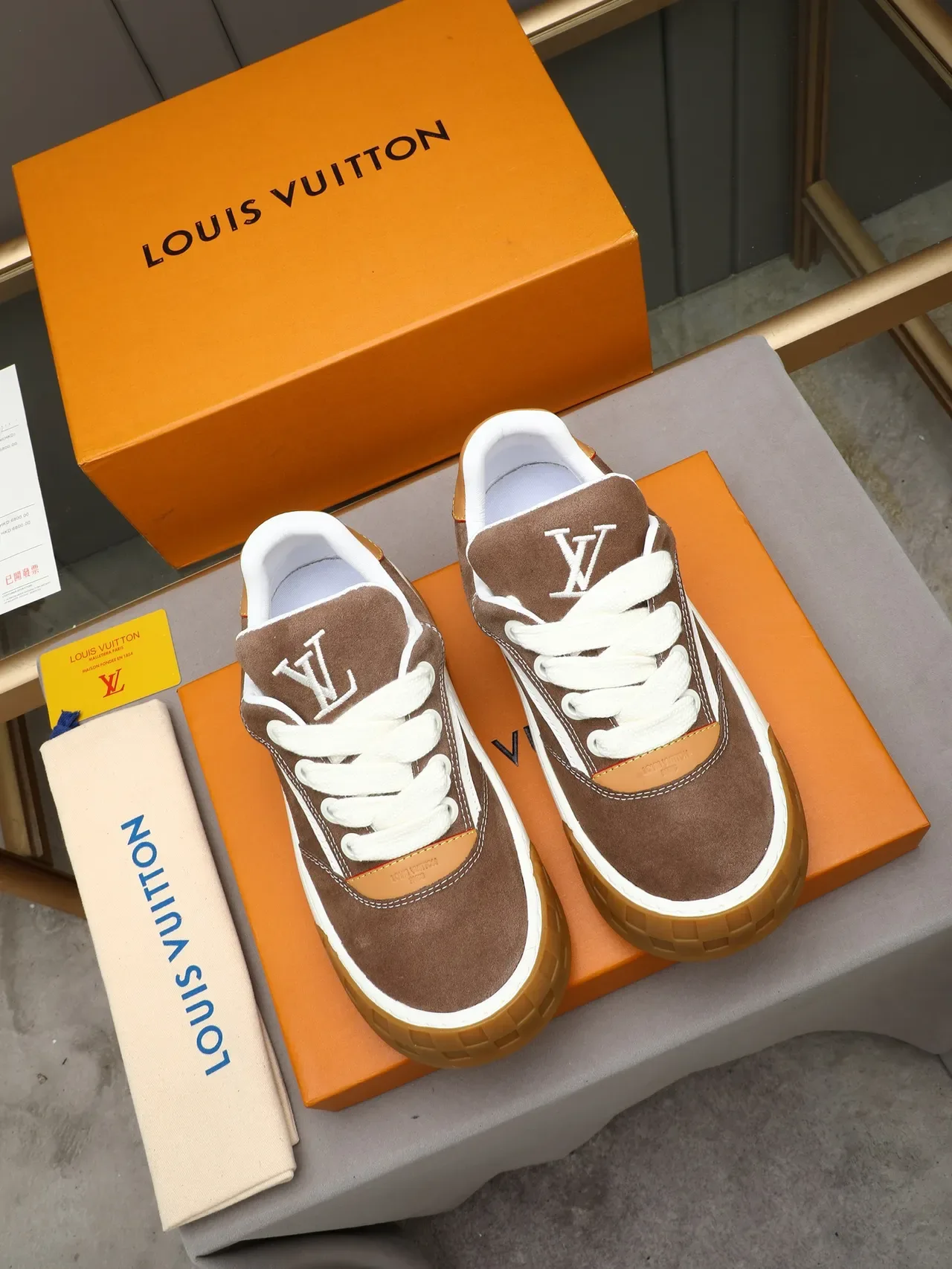 Louis Vuitton Tênis Lifestyle Marrom Bege Camurça Costuras Contrastantes 2
