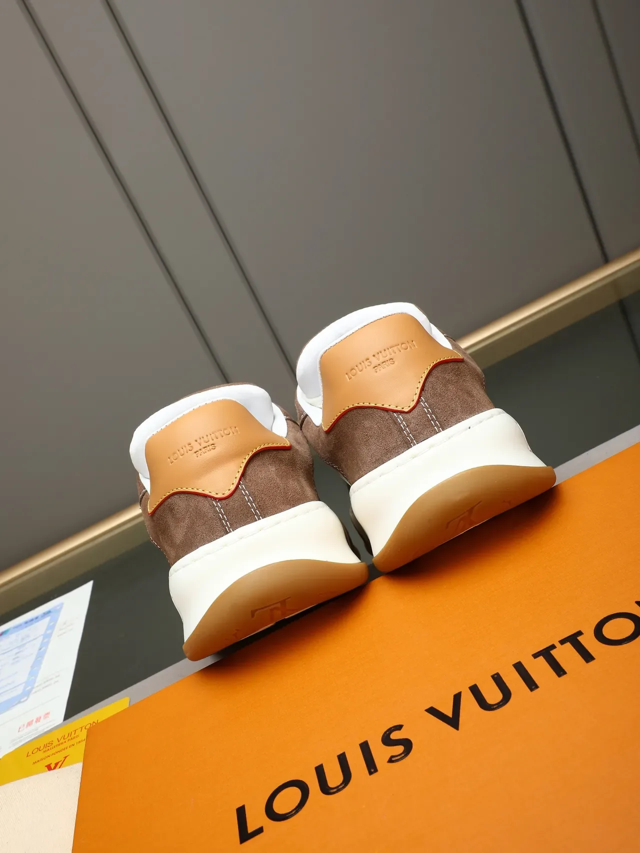 Louis Vuitton Tênis Lifestyle Marrom Bege Camurça Costuras Contrastantes 3