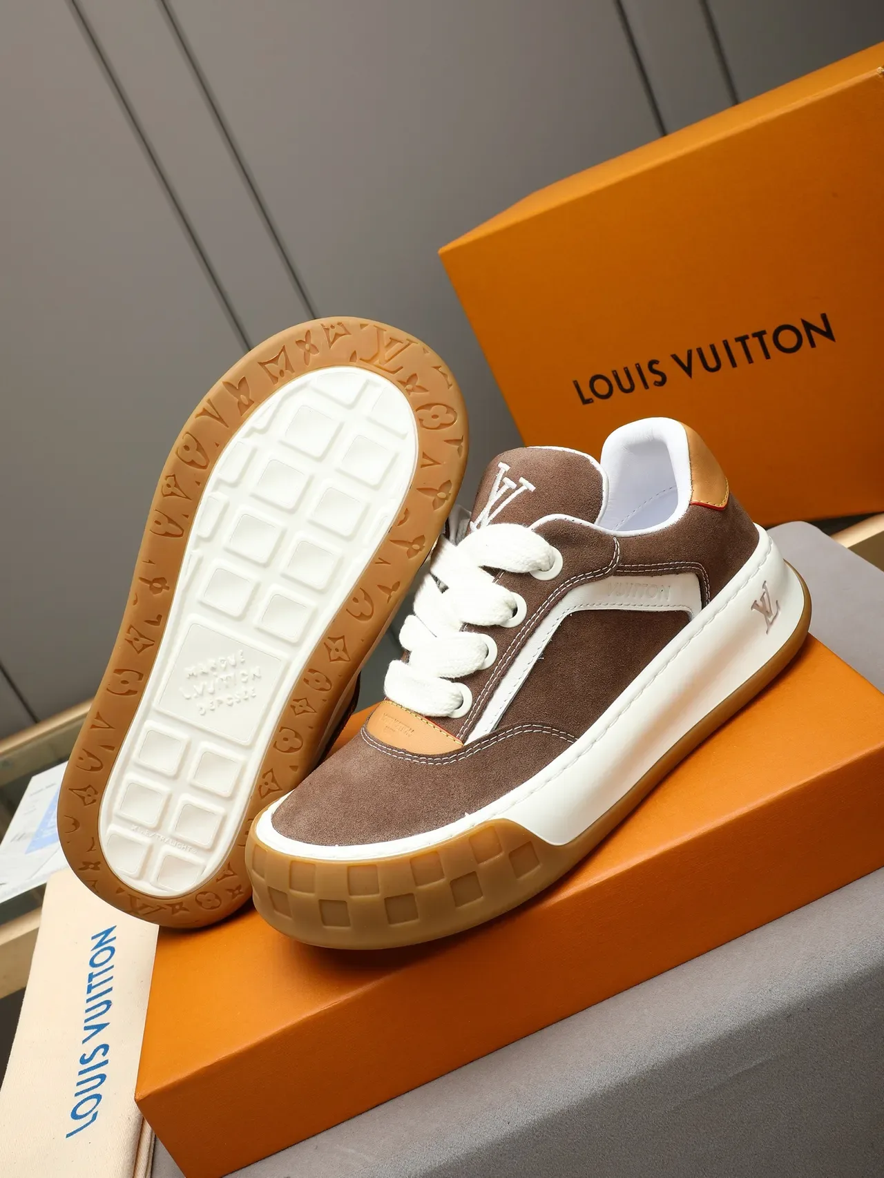 Louis Vuitton Tênis Lifestyle Marrom Bege Camurça Costuras Contrastantes 4