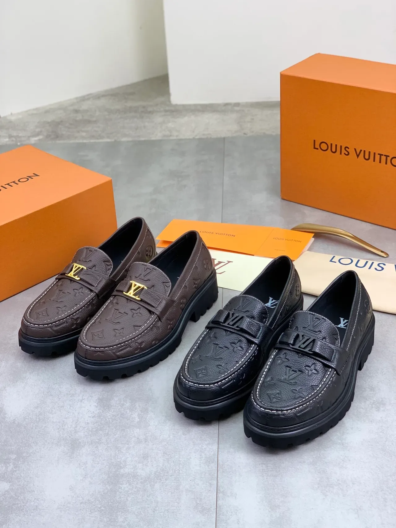 لوفر Louis Vuitton بني أسود جلد مونोغرام ذهبي LV بكل 2