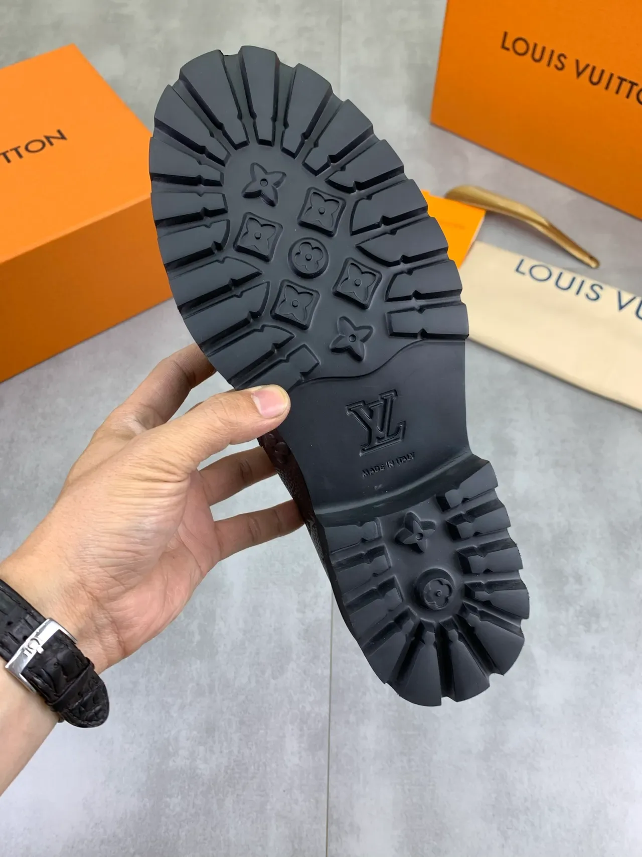 لوفر Louis Vuitton بني أسود جلد مونोغرام ذهبي LV بكل 4