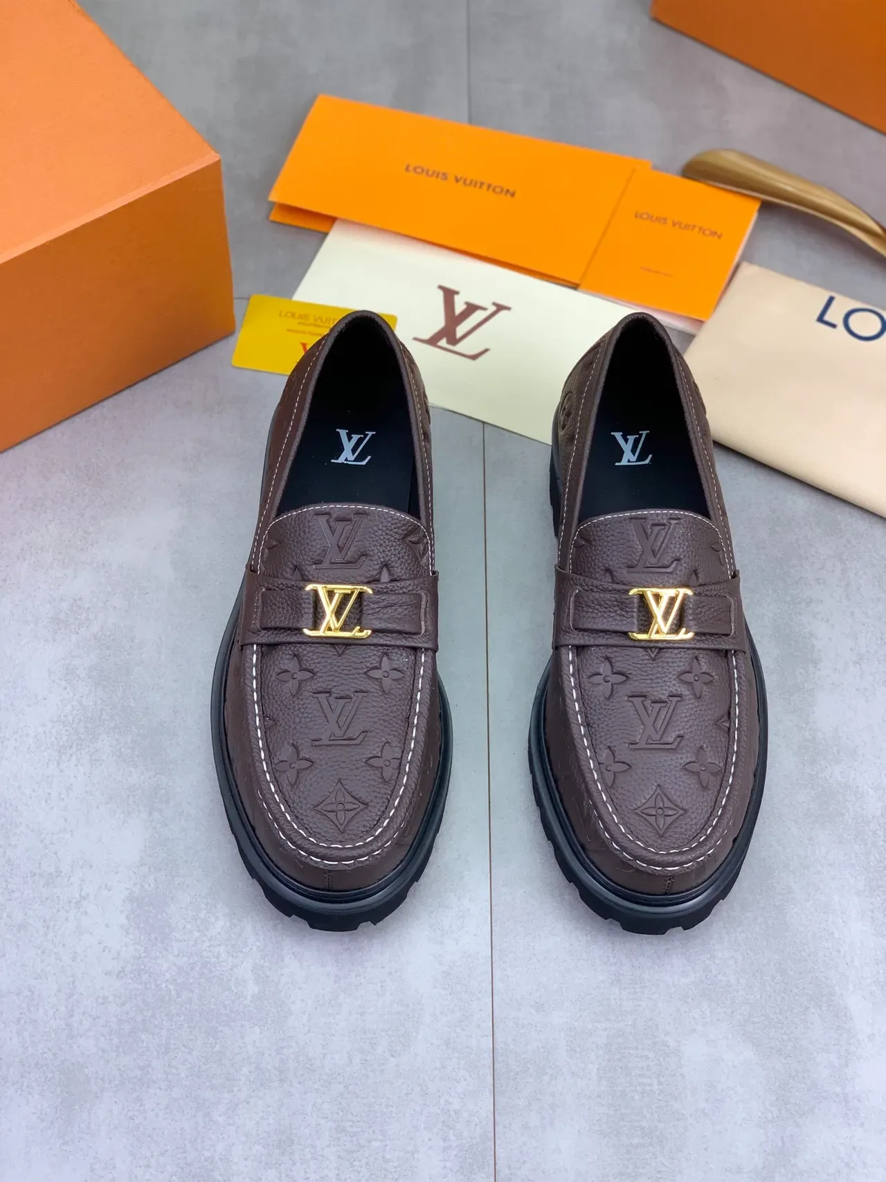 لوفر Louis Vuitton بني أسود جلد مونोغرام ذهبي LV بكل 5
