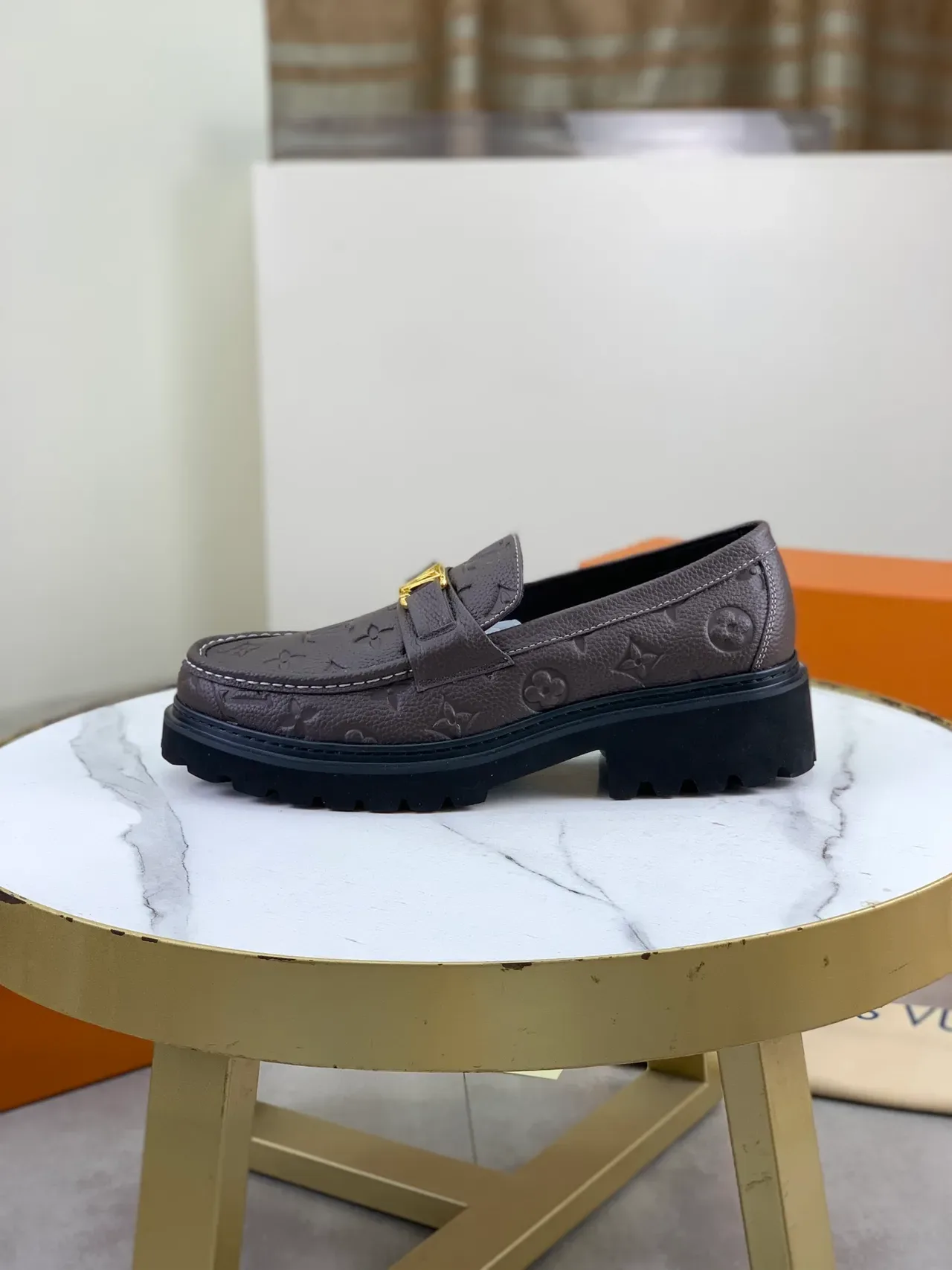 لوفر Louis Vuitton بني أسود جلد مونोغرام ذهبي LV بكل 6