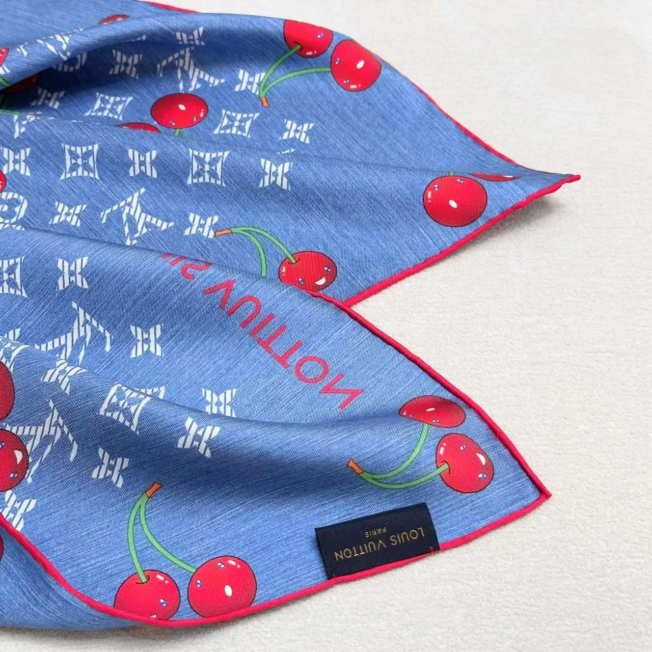 Louis Vuitton Écharpe de Soie Monogramme Cerise Bleu Denim 2