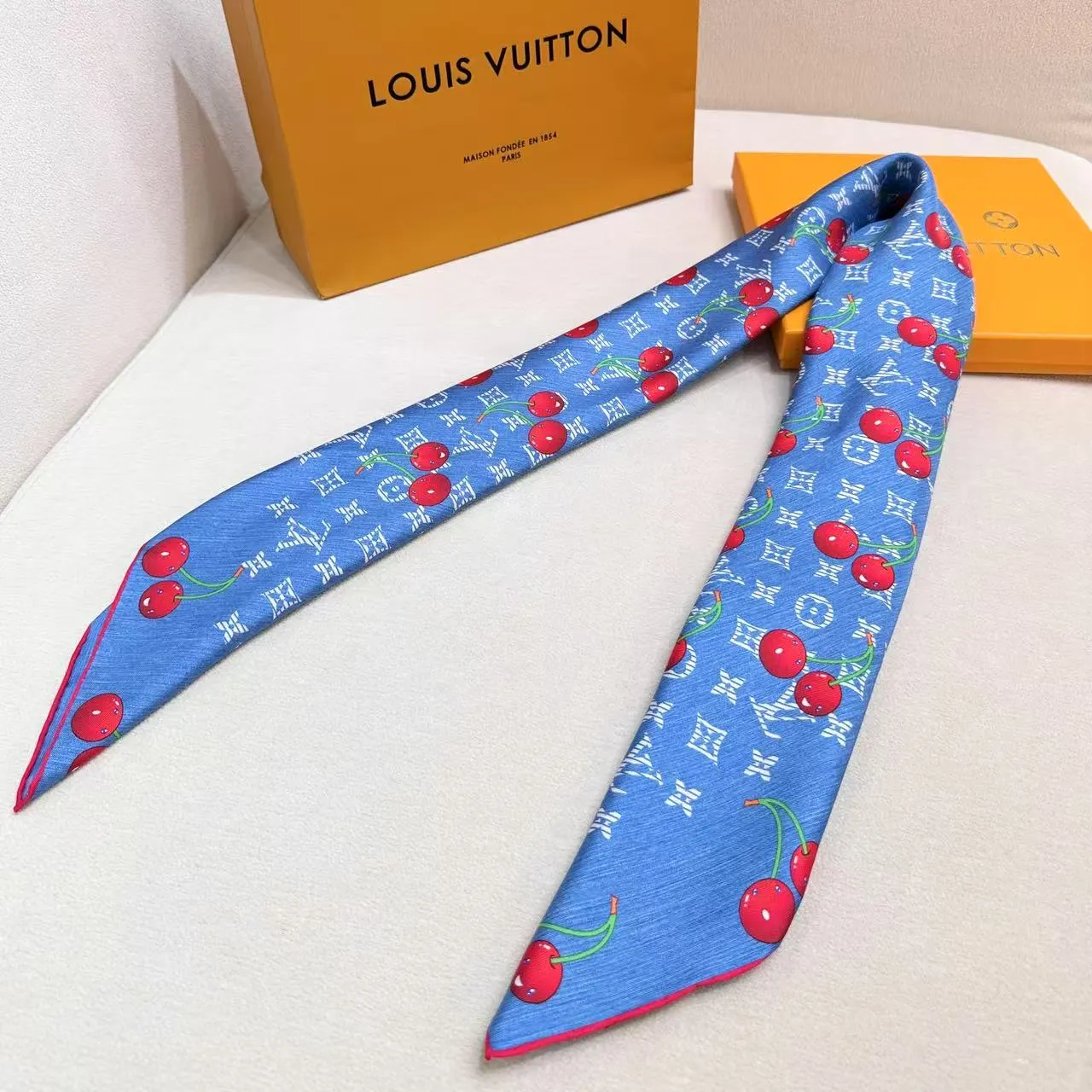 Louis Vuitton Écharpe de Soie Monogramme Cerise Bleu Denim 3