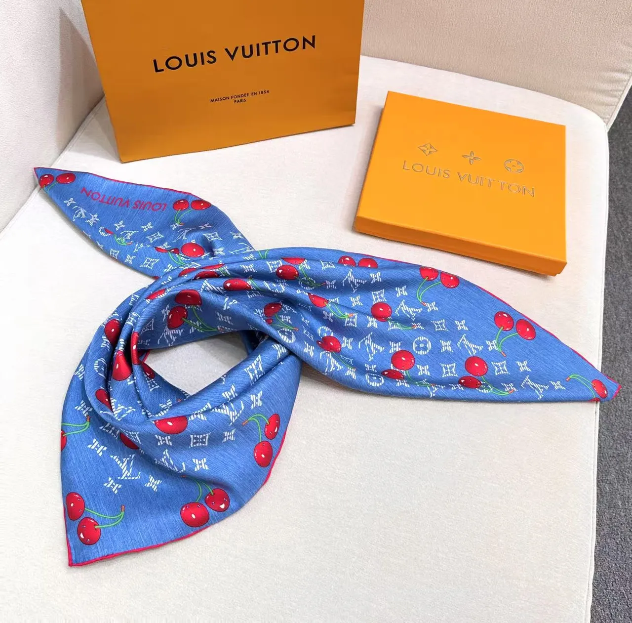 Louis Vuitton Écharpe de Soie Monogramme Cerise Bleu Denim 4