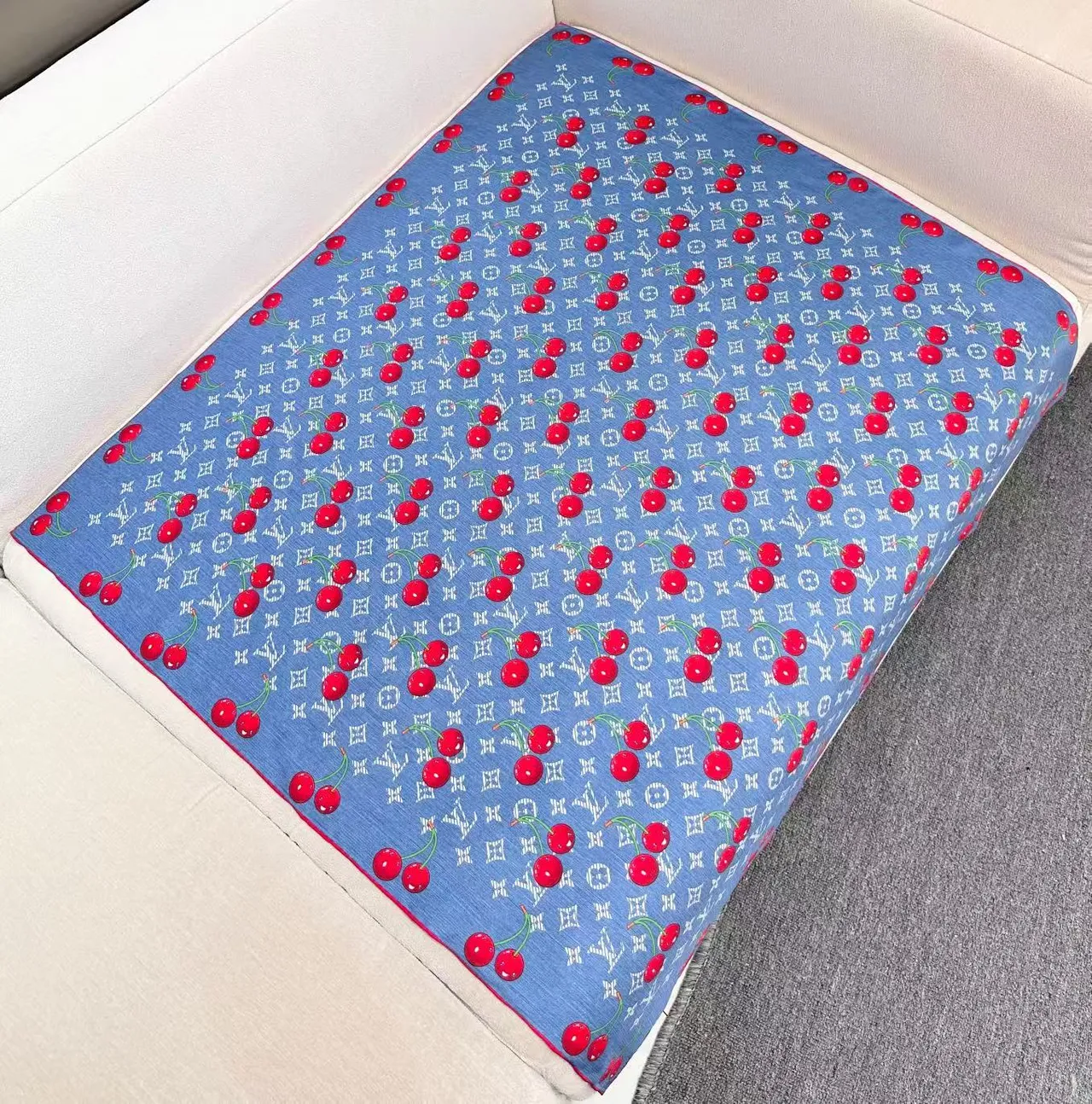 Louis Vuitton Écharpe de Soie Monogramme Cerise Bleu Denim 5