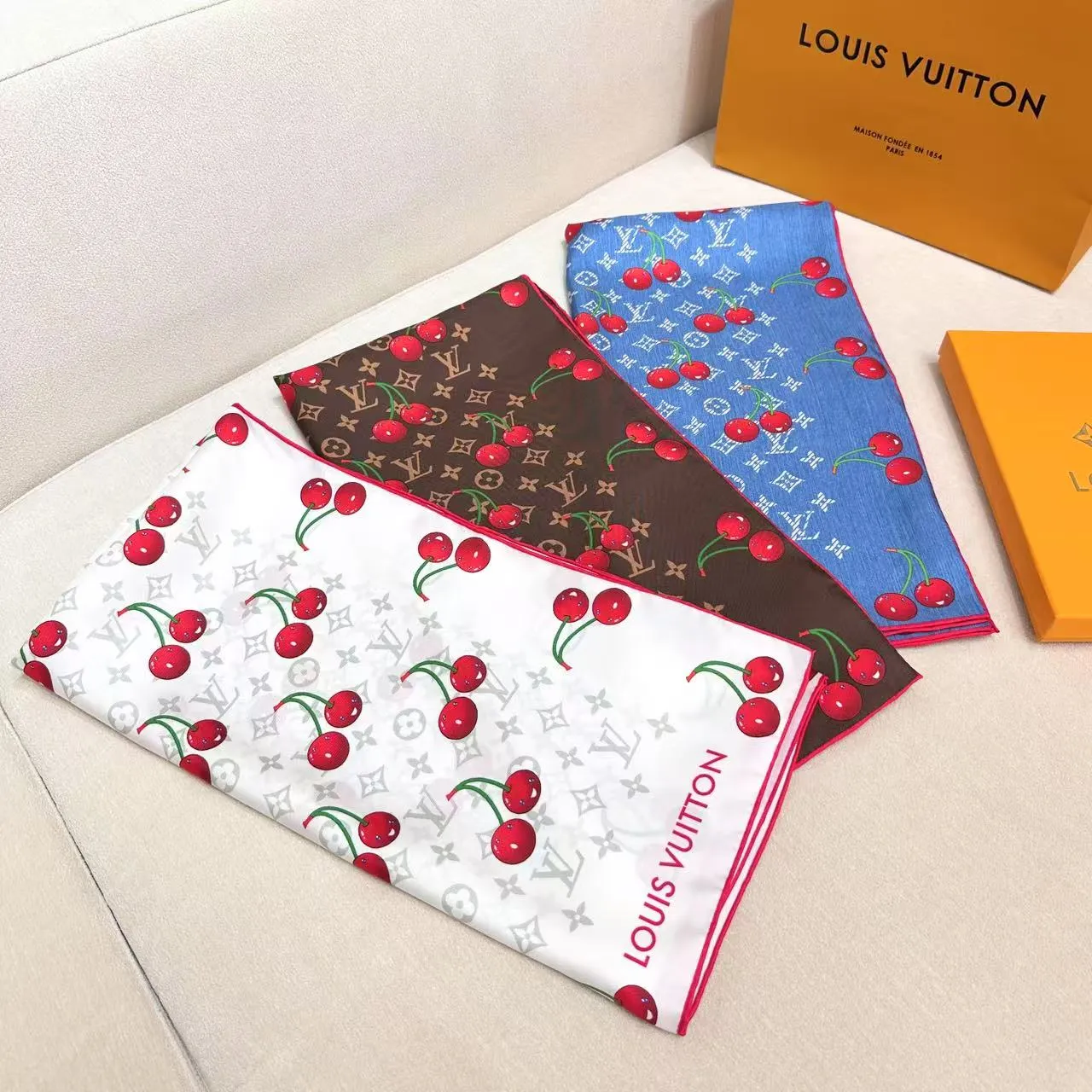 Louis Vuitton Écharpe de Soie Monogramme Cerise Bleu Denim 7