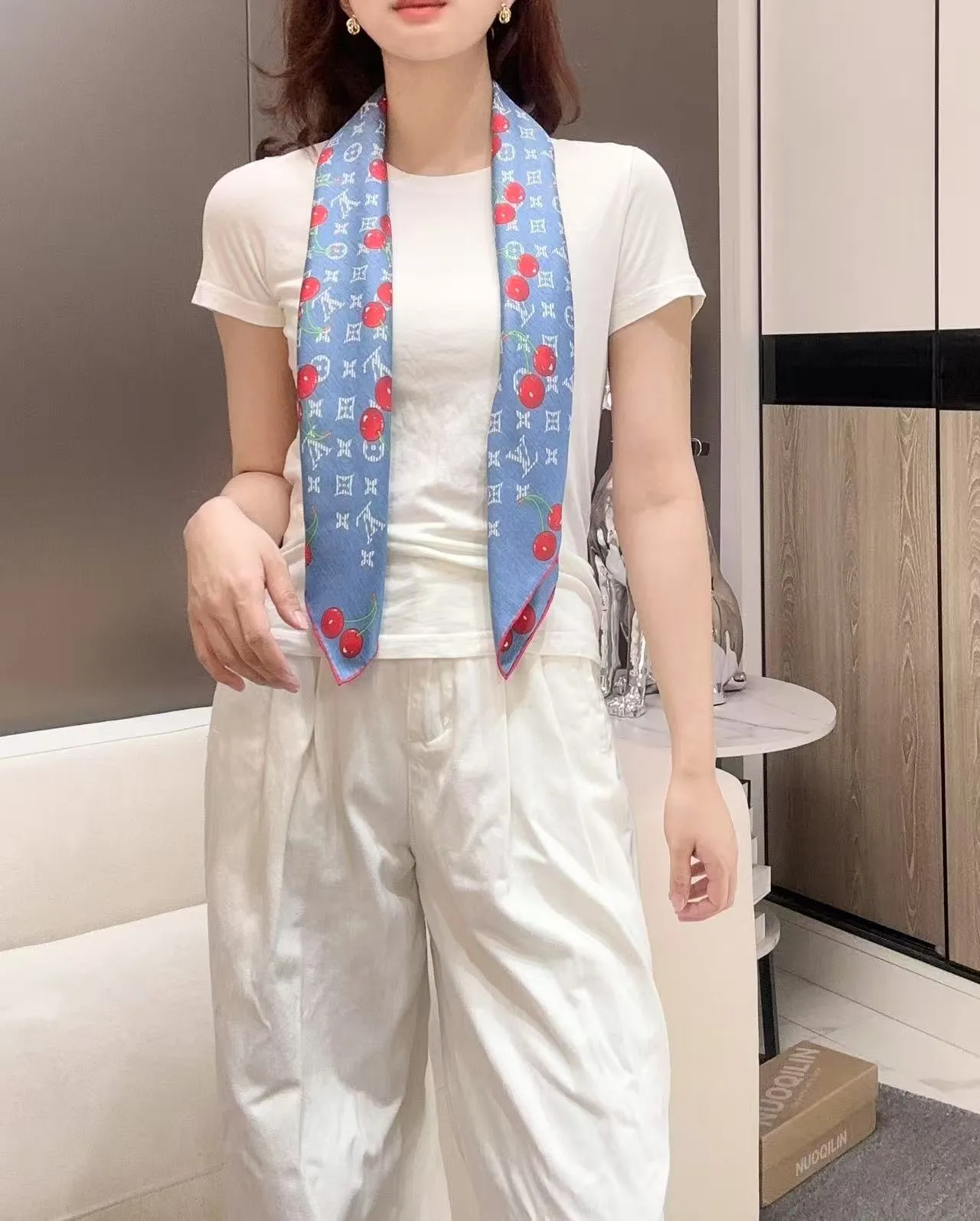 Louis Vuitton Écharpe de Soie Monogramme Cerise Bleu Denim 9