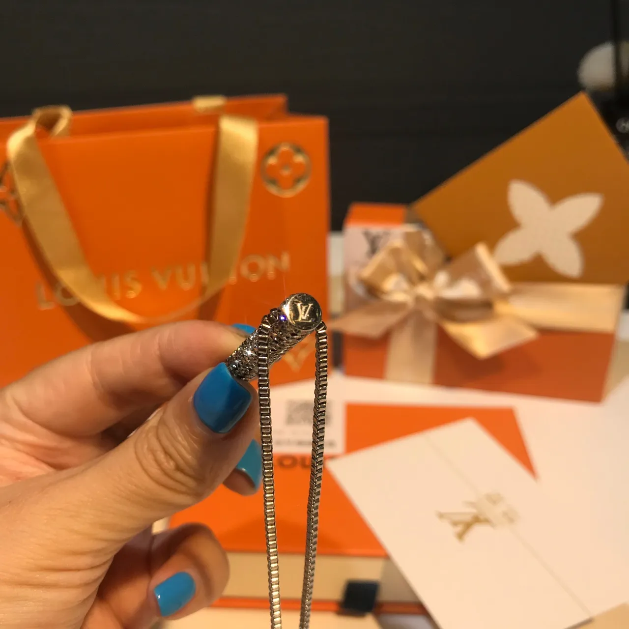 Louis Vuitton Pingente incrustado de cristais colar de prata transparente cilíndrico 2