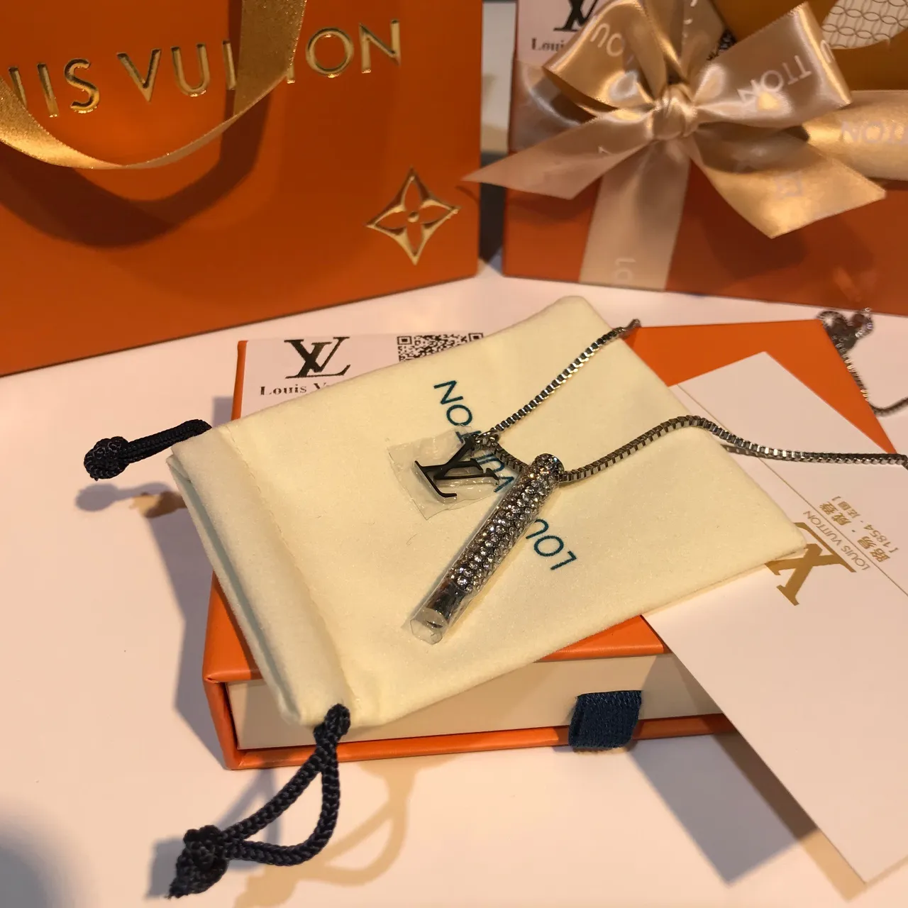 Louis Vuitton Pingente incrustado de cristais colar de prata transparente cilíndrico 3