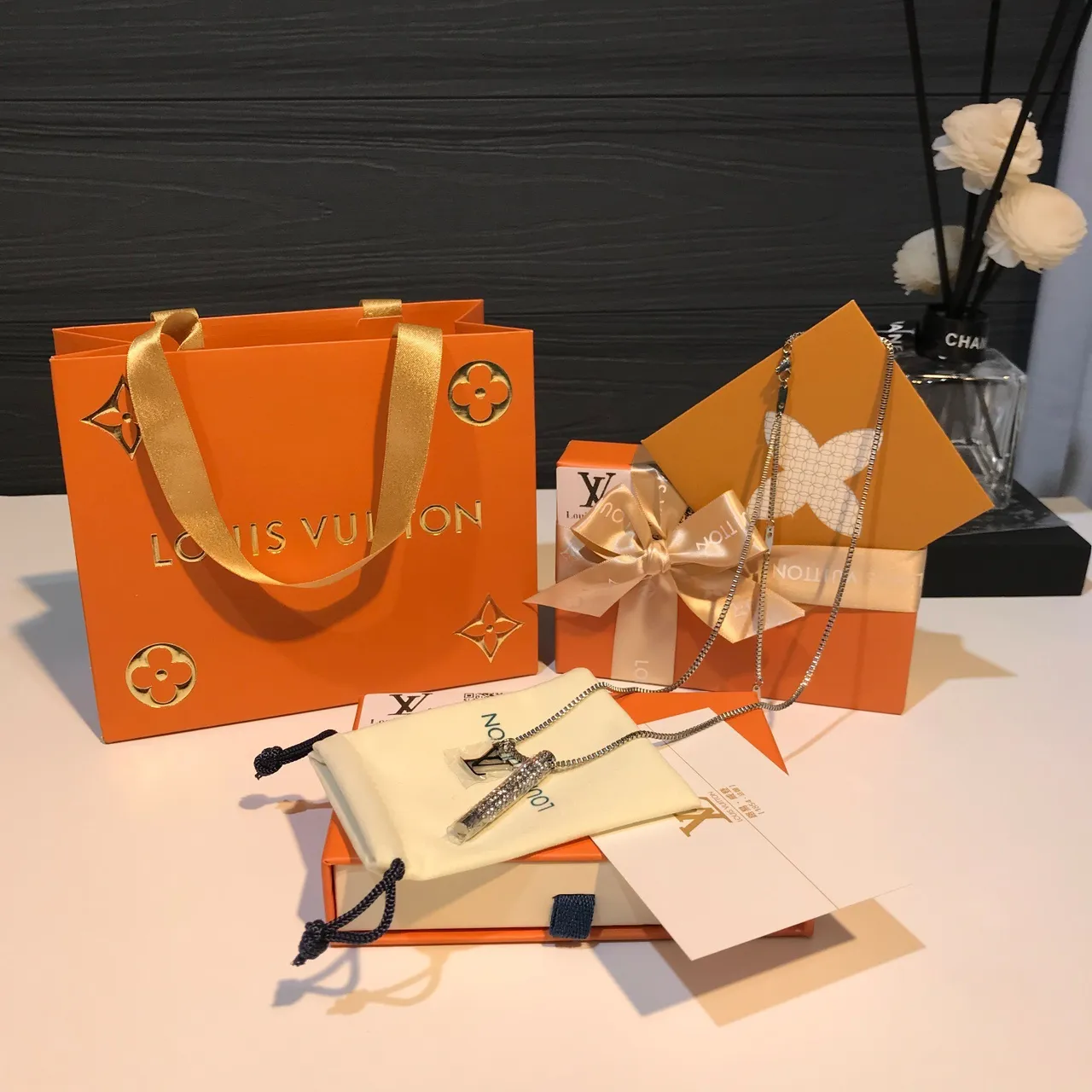 Louis Vuitton Pingente incrustado de cristais colar de prata transparente cilíndrico 4