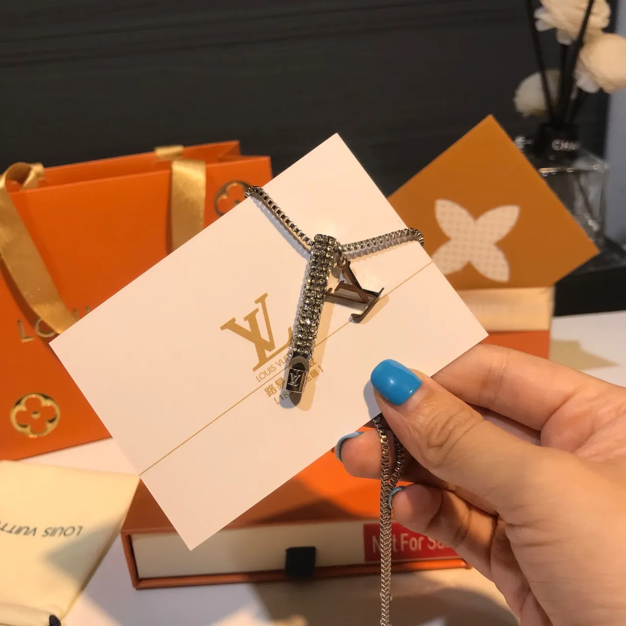 Louis Vuitton Pingente incrustado de cristais colar de prata transparente cilíndrico 5