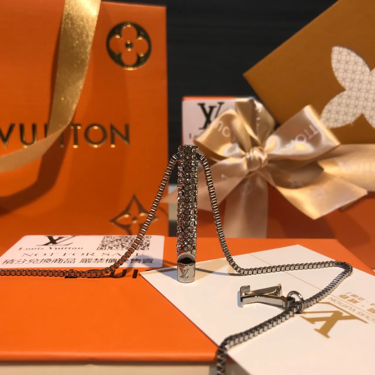Louis Vuitton Pingente incrustado de cristais colar de prata transparente cilíndrico 6
