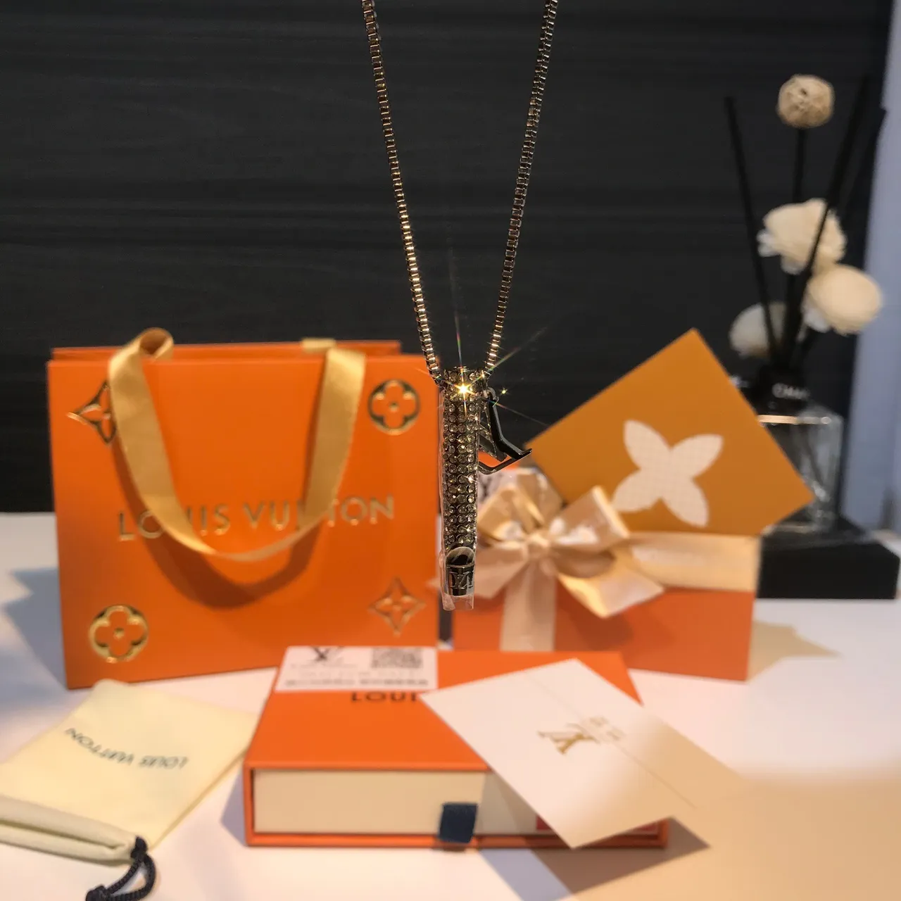 Louis Vuitton Pingente incrustado de cristais colar de prata transparente cilíndrico 7